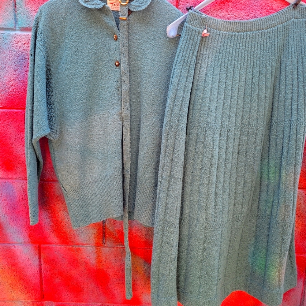 Gorgeous vintage teal blue medium stylish 100% virgin wool suit with belt